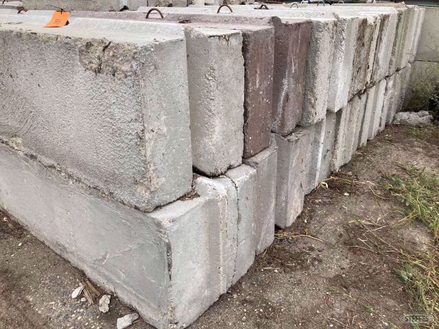 (14) concrete retaining blocks
